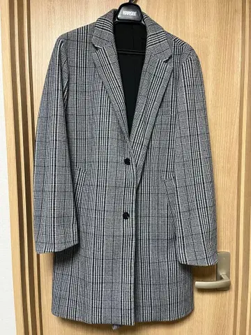 그레이 계열 체크 무늬 체스터 코트