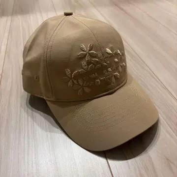 COS 베이지 자수 디자인 캡