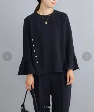 [쉽스] 손세탁 가능 펄 모티브 디자인 플레어 슬리브 블라우스