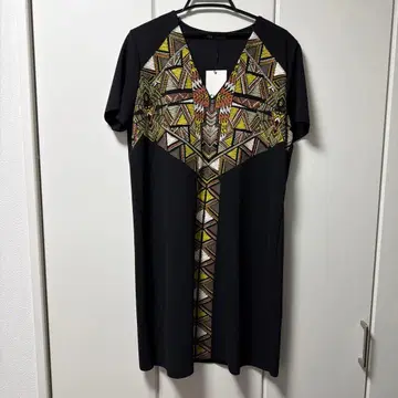 [ 새상품 ] 기하학 패턴 자수 블랙 원피스