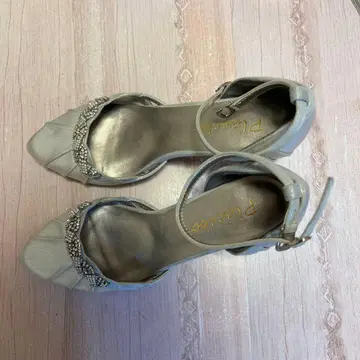 비쥬 부착 실버 오픈토 하이힐