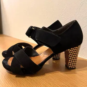 치에미하라 블랙 크로스 스트랩 샌들 사이즈 37