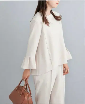 [쉽스] 손세탁 가능 펄 모티브 디자인 플레어 슬리브 블라우스