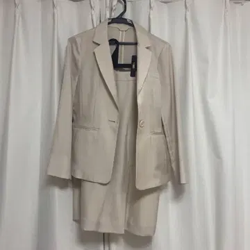 아스트리아 베이지 수트 자켓과 스커트 세트