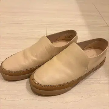 Clarks 베이지 가죽 슬립온 cushion puls