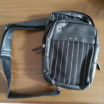블랙 스트라이프 숄더백 메신저백입니다