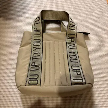 베이지 스퀘어형 숄더백