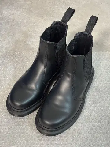 1회 사용만 닥터마틴 첼시 부츠 사이드 고어 2976 UK4