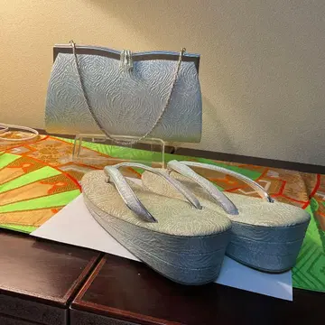 장미 무늬가 아름다운 실버 블러 처리된 멋진 조리 백 세트