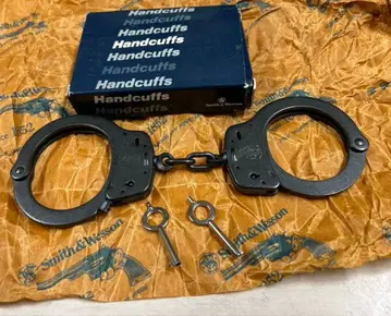 스미스 & 웨쌍 블랙 수갑 미국제. 열쇠 두 개 있음 금속제