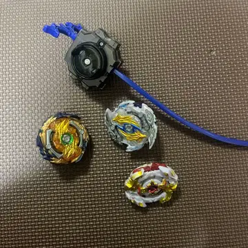 베이블레이드 세트 3개와 발사기