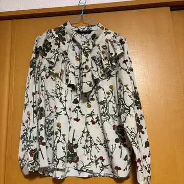 꽃무늬 프릴 긴팔 블라우스