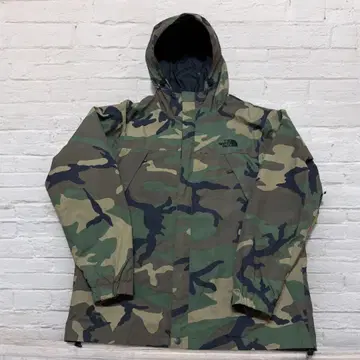 카모 패턴 후드 부착 마운틴 파카