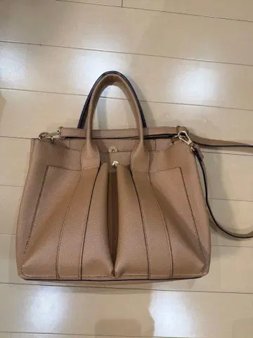 베이지 가죽 토트백 골드 금장 장식