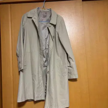 베이지 트렌치코트 무릎 기장