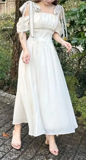 오프숄더 리본 포함 화이트 드레스