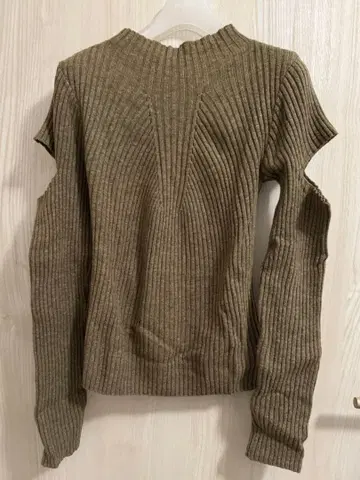 랑데부 올리브 그린 리브 니트 긴팔