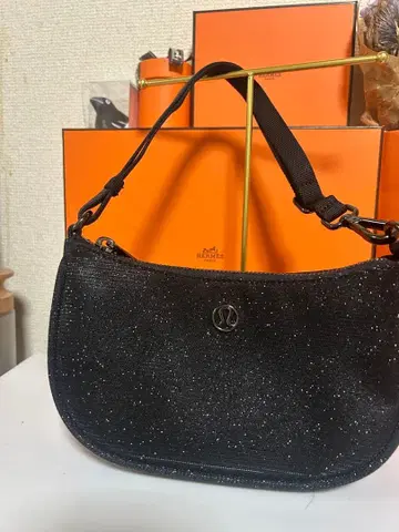 lululemon 블랙 컬러 글리터 숄더백