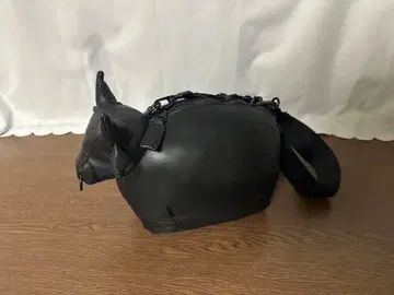 ZARA 소 모양 가죽 숄더백