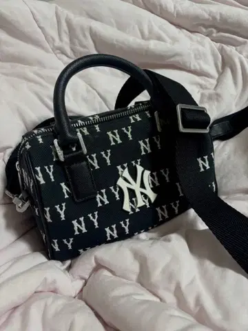 MLB NY 로고 숄더백 블랙