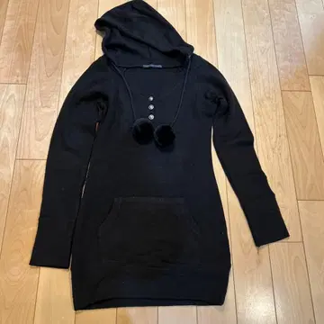 후드 부착 블랙 원피스