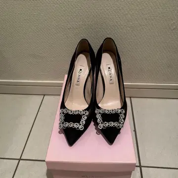 DIANA 비쥬 장식 블랙 하이힐 9cm