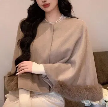 M 퍼 장식 베이지 퍼 판초