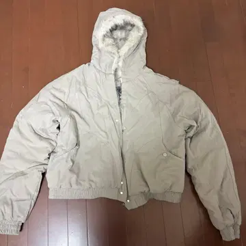 퍼 달린 그레이 점퍼