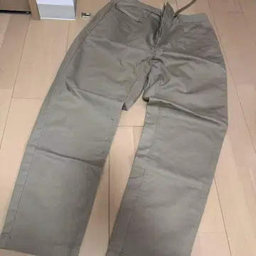 L 사이즈 베이지 치노 팬츠