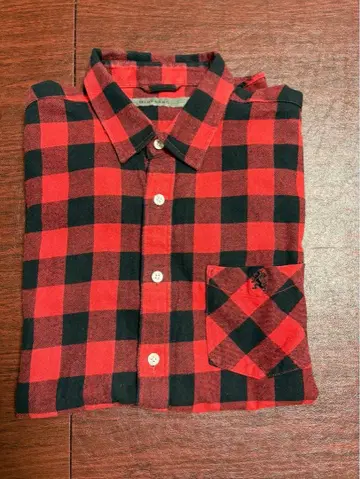 빨간색과 검은색 체크 무늬 긴팔 셔츠