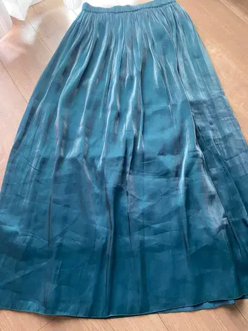 짙은 녹색 플리츠 롱 스커트 (새틴 같은 소재)