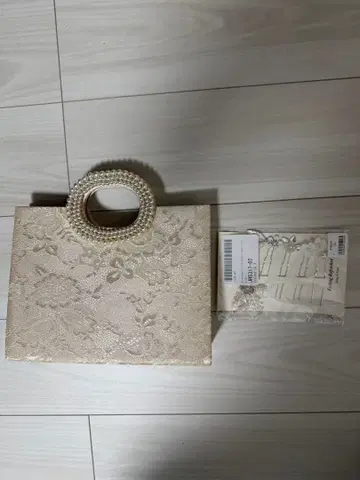 [ 새상품 ] 레이스 장식 베이지 파티 백, 머리 장식 세트