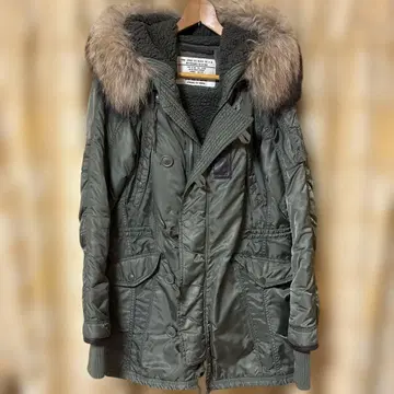 올리브색 퍼 달린 모즈 코트