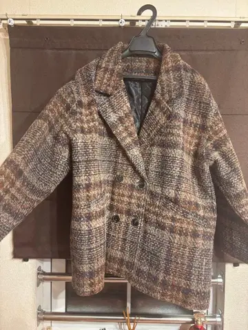 브라운 계열 체크 무늬 더블 브레스트 자켓