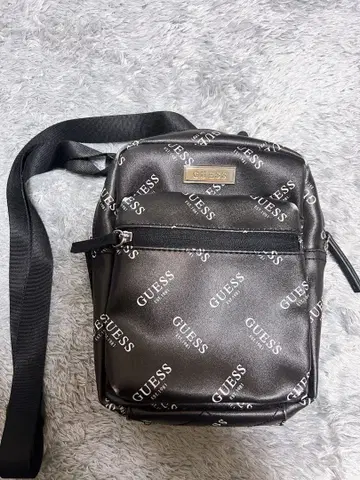 GUESS 블랙 숄더백
