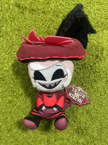 해즈빈 호텔에 오신 것을 환영합니다 앉은 봉제 인형 로지