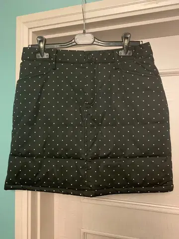 아디다스 흑백 도트 다운 퀼팅 스커트