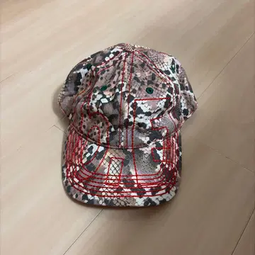카모 패턴 빨간색 자수 캡 b.eautiful