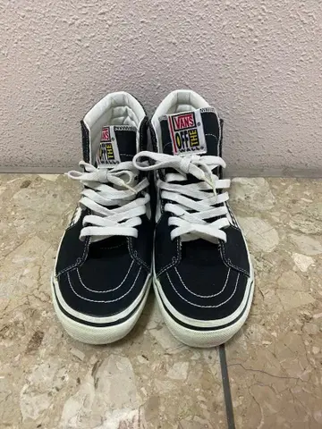VANS 블랙/화이트 하이컷 스니커즈