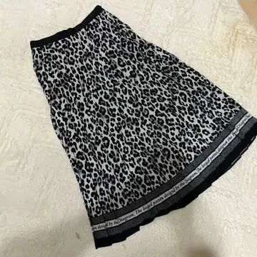 그레이스 콘티넨탈 레오파드 무늬 로고 플리츠 스커트