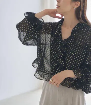 노블 라메컷 자카드 프릴 블라우스 미사용 새상품