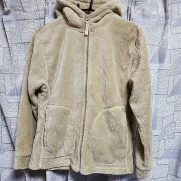 베이지 플리스 자켓 후드 부착