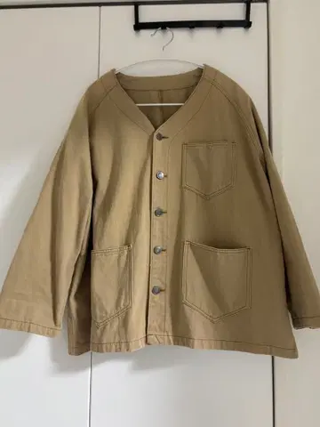 베이지 노카라 자켓 버튼 포함