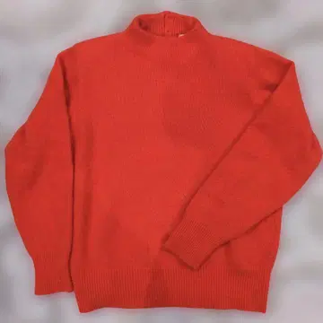 선명한 오렌지 레드 하이넥 니트 긴팔