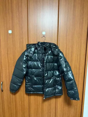 블랙 후드 부착 다운 자켓