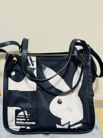 MARC JACOBS 토끼 그래픽 토트백
