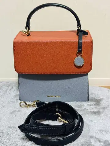 오렌지와 그레이 숄더백