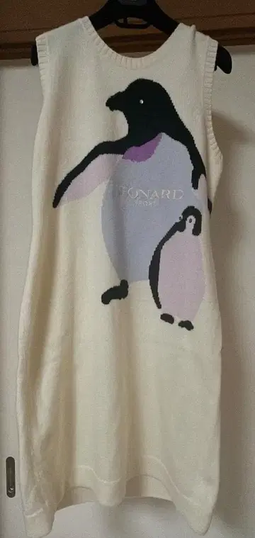 LEONARD SPORT 펭귄 디자인 슬리브리스 니트 원피스