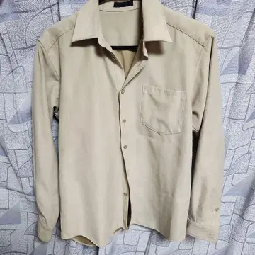 베이지 긴팔 셔츠 포켓 부착