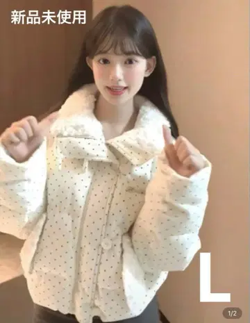 화이트 도트 무늬 다운 자켓